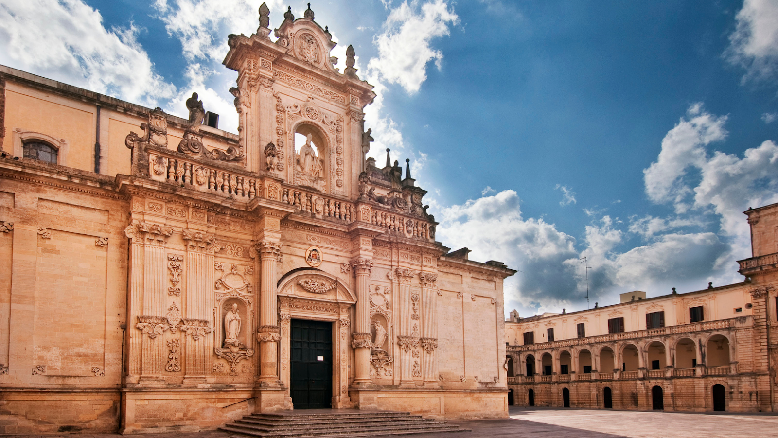 Il Duomo di Lecce, cattedrale dedicata a Maria Santissima Assunta, principale luogo di culto della città