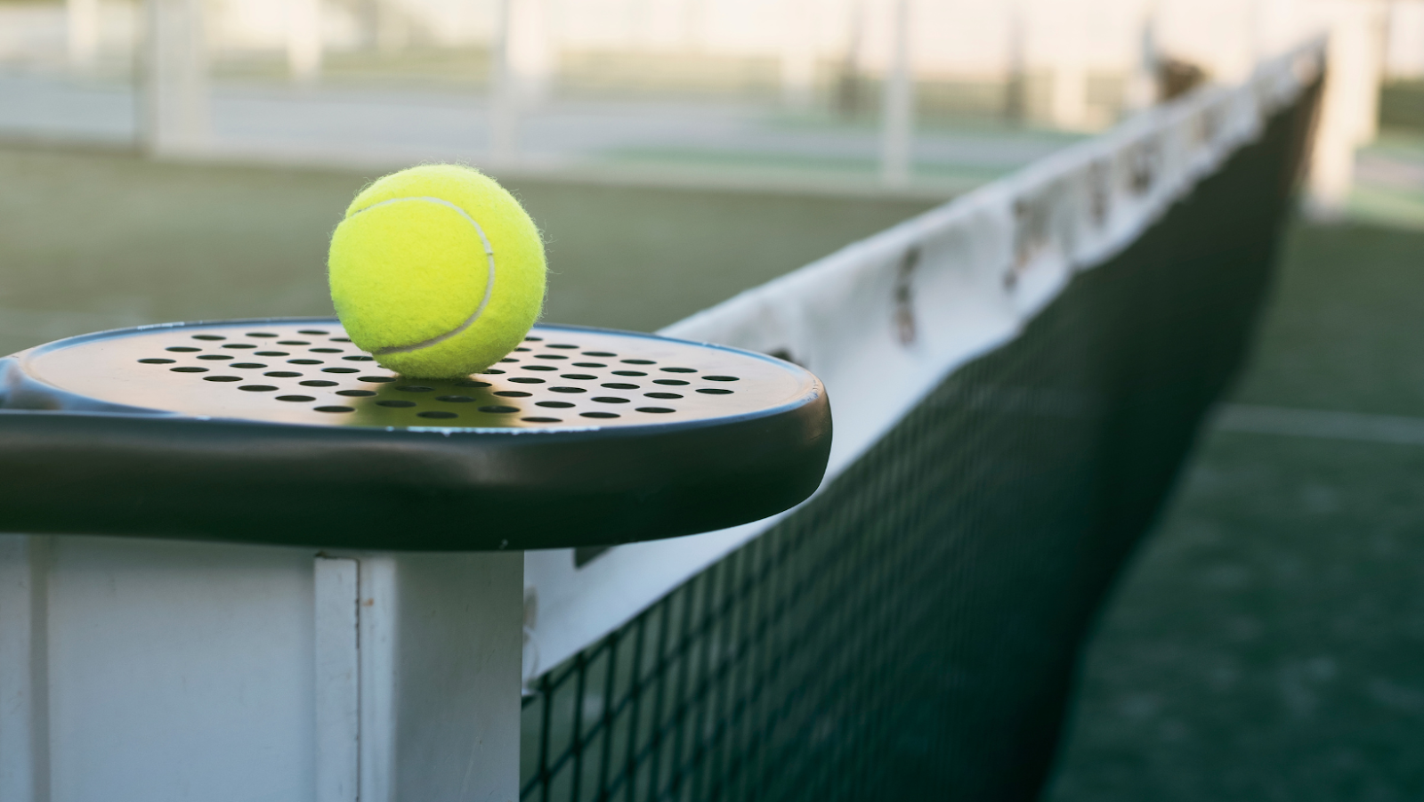 Racchetta e palla in un campo di Padel