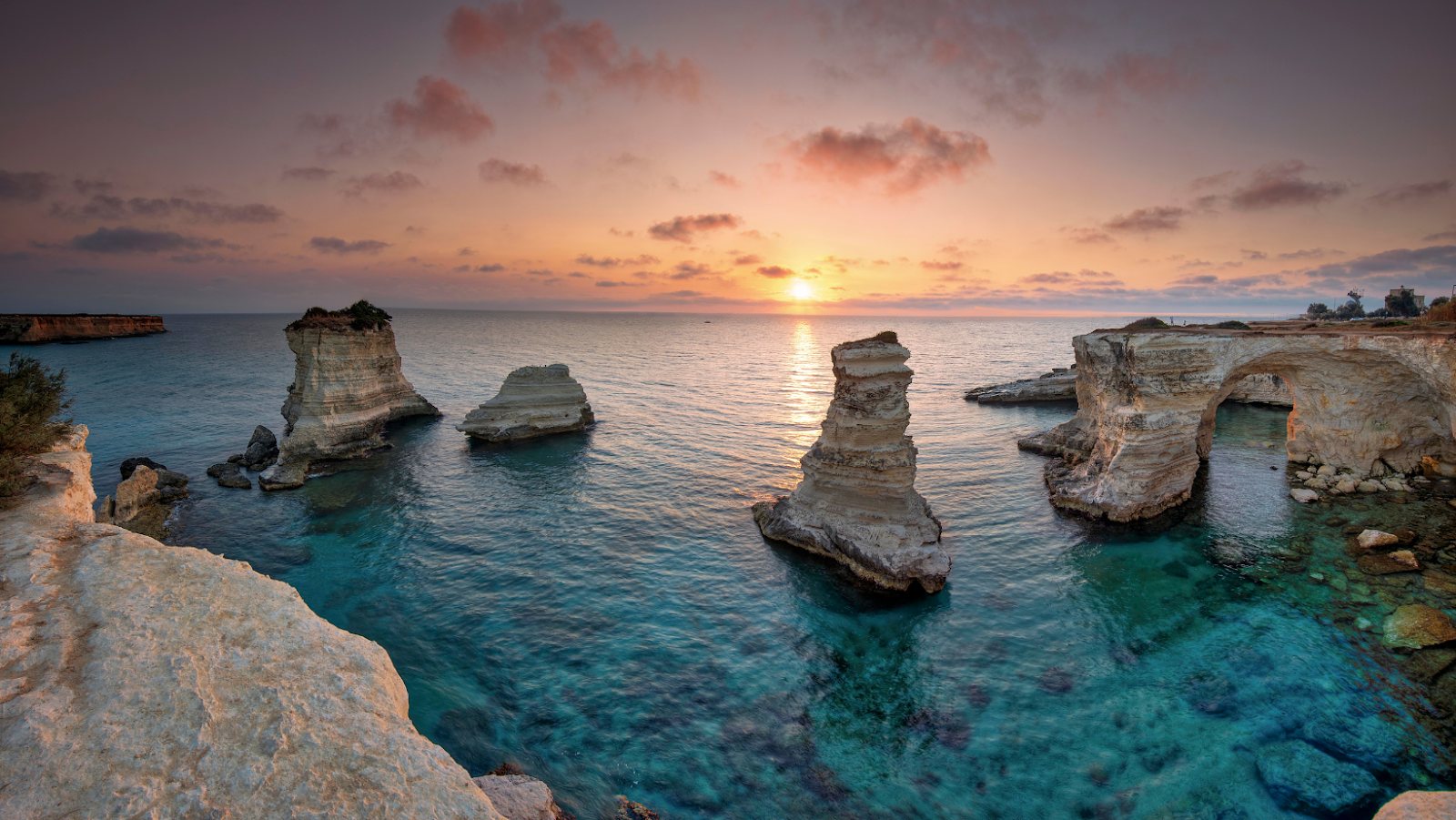 I celebri faraglioni di Sant’Andrea a Melendugno al tramonto