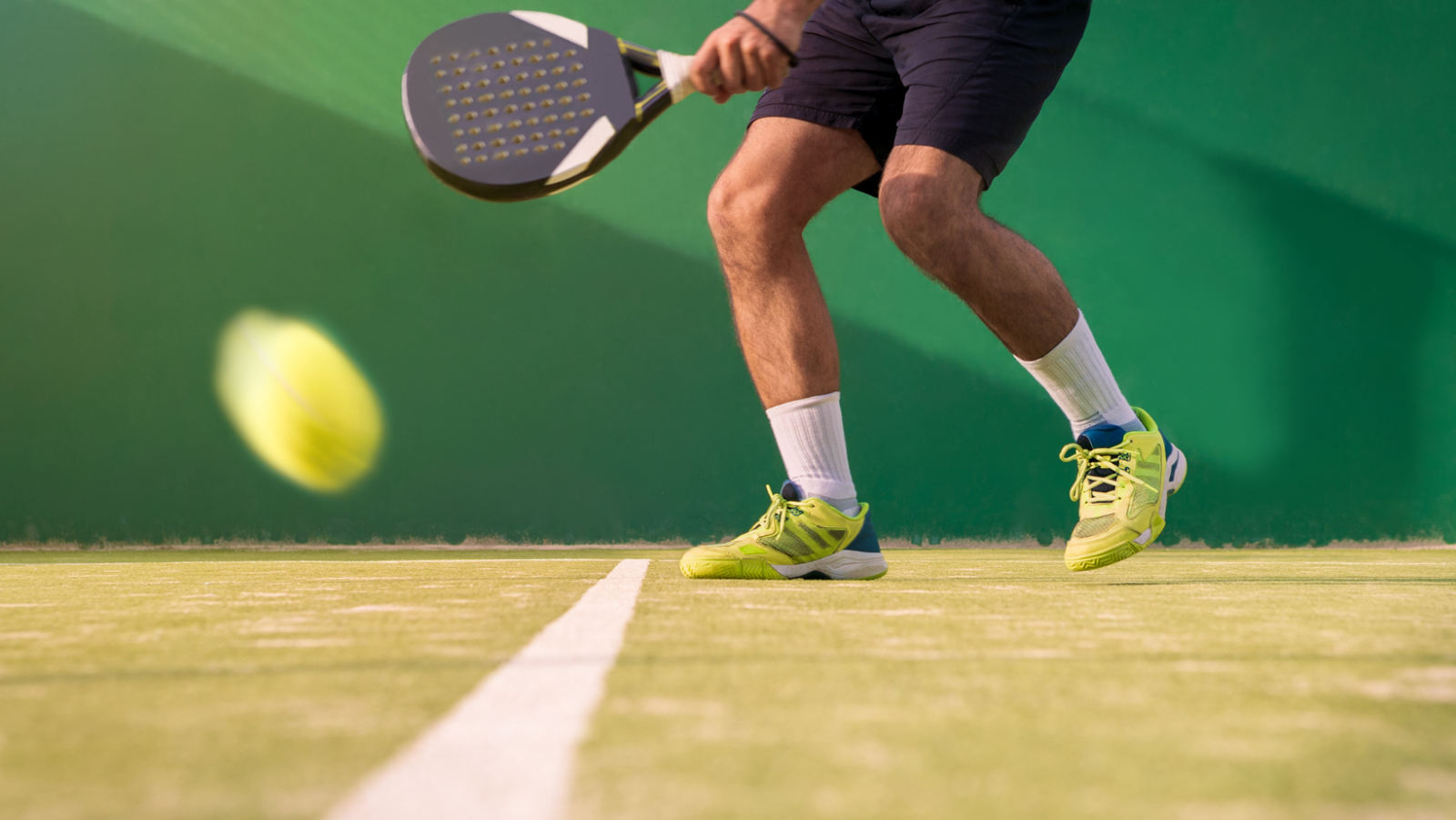 Giocatore di padel in campo durante un match