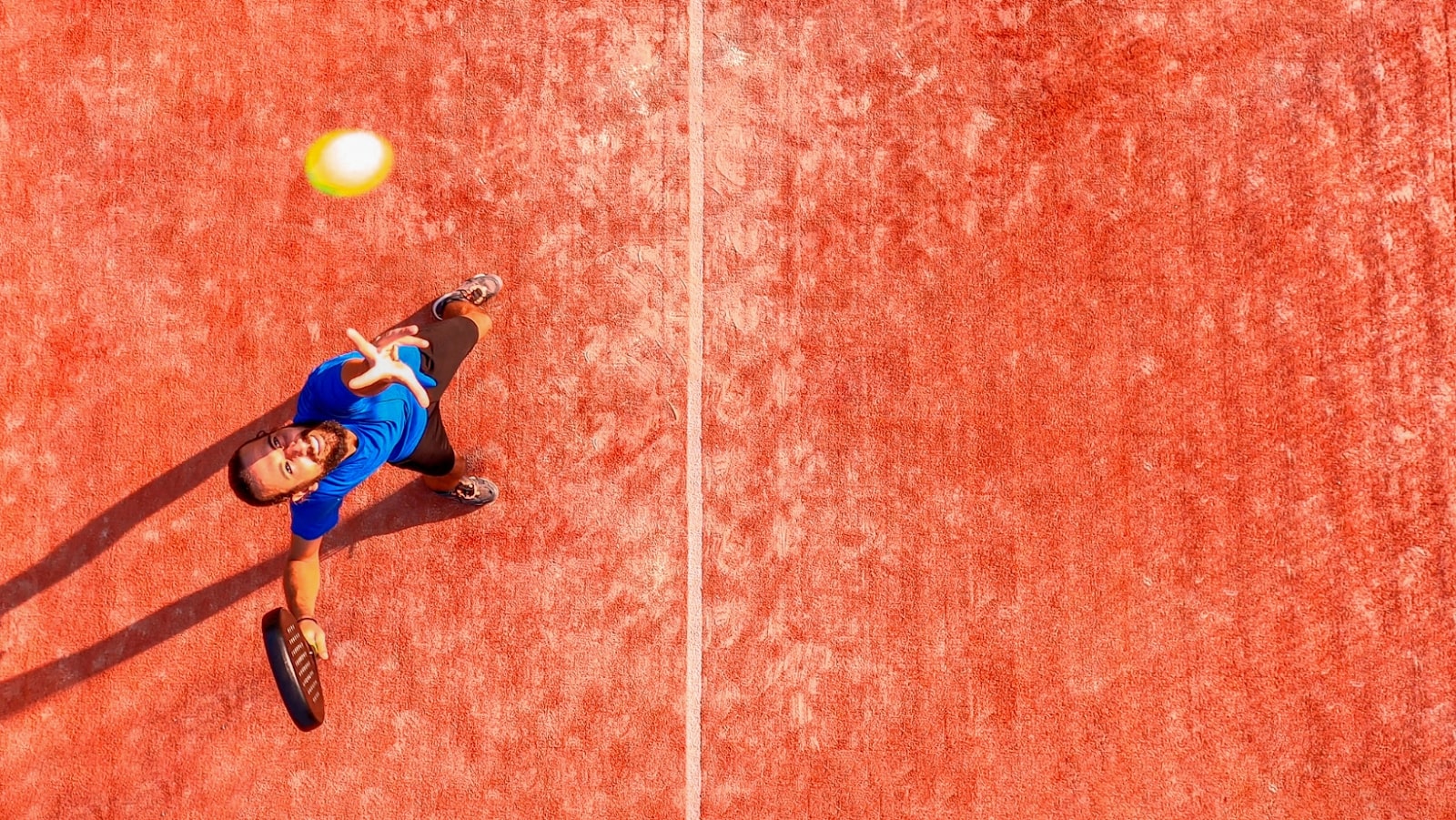 Giocatore di padel in campo durante uno smash