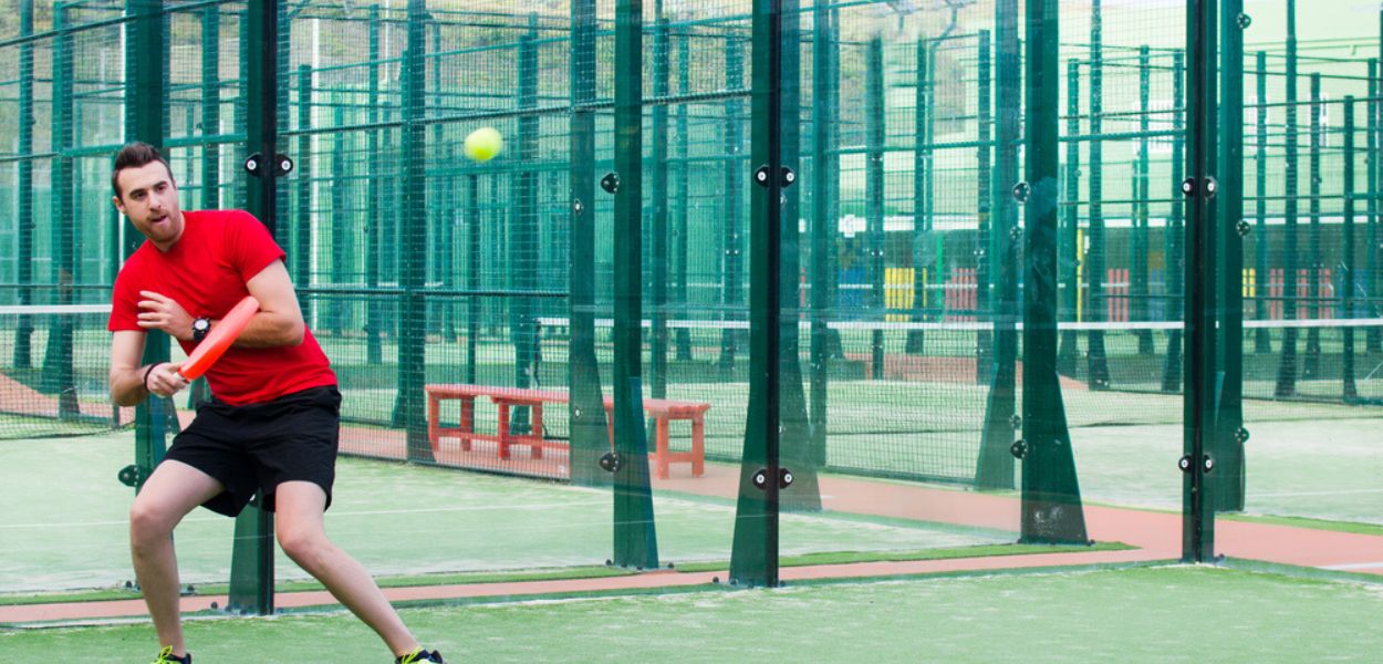 Giocatore in campo da Padel verde