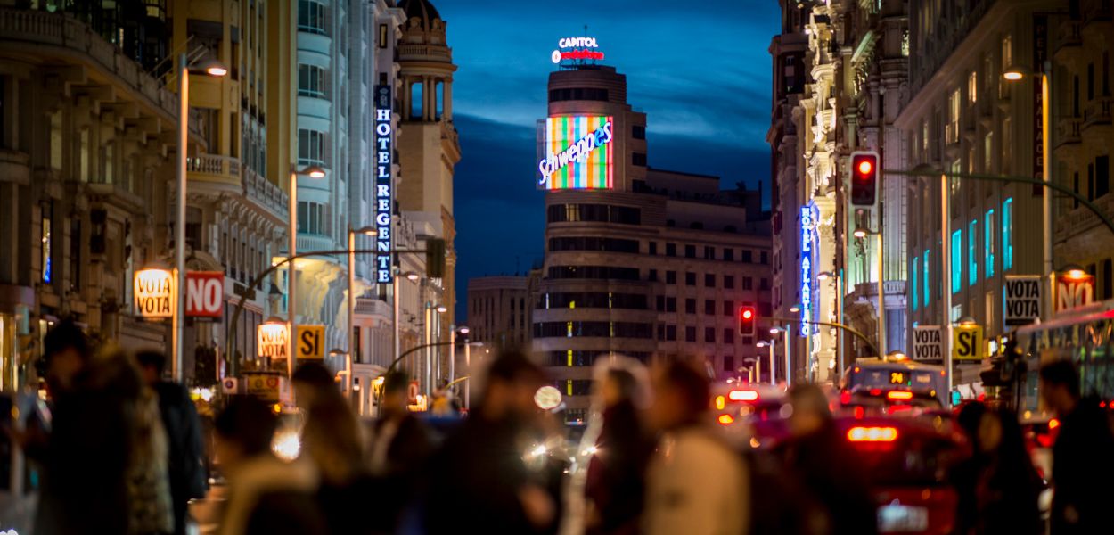 Le strade affollate del centro di Madrid di sera