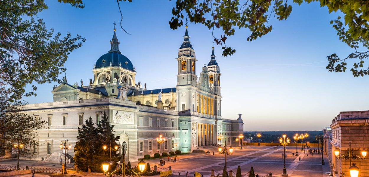 La Cattedrale di Madrid al crepuscolo